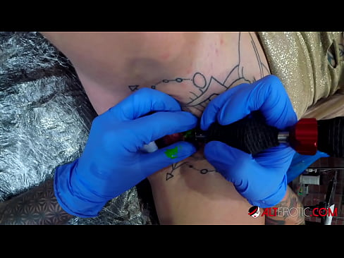 ❤️ Ekstrèmman tatoue hottie Sully Savage te fè yon tatoo sou klitoris li ❌ Videyo anal nan nou % ht.kiss-x-max.ru% ﹏
